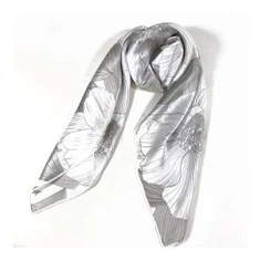 Eleganter silberner Satin-Halstuch